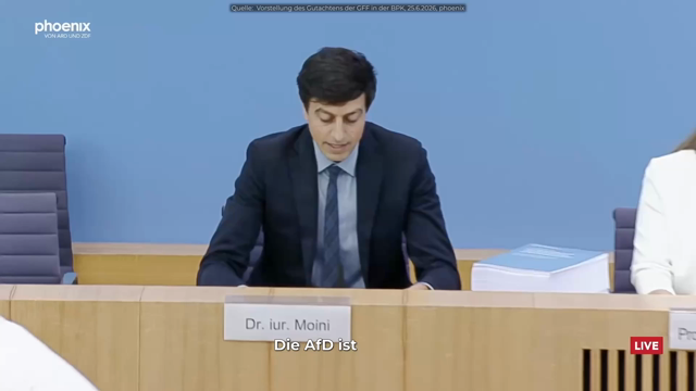 Ausschnitt aus der Pressekonferenz der GFF (Gesellschaft für Freiheitsrechte) zum AfD-Gutachten. Projektleiter Bijan Moini stellt fest: „Die AfD ist verfassungswidrig im Sinne des Artikel 21 Absatz 2 des Grundgesetzes. Das bedeutet, dass ein zulässiger Verbotsantrag nach unserer Einschätzung wahrscheinlich Erfolg hätte. 13 Monate lang hat die Gesellschaft für Freiheitsrechte mit einem achtköpfigen Experten-Team drei Millionen Datenpunkte ausgewertet und kommt auf der Grundlage von mehr als 2.500 Belegen zu dem eindeutigen Ergebnis, dass die AfD verfassungswidrig ist.“