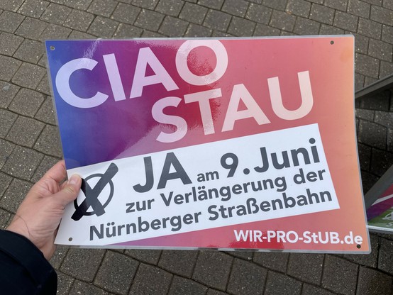Fahrradbanner von WIR PRO StUB mit „Ciao Stau - JA am 9. Juni zur Verlängerung der Nürnberger Straßenbahn“