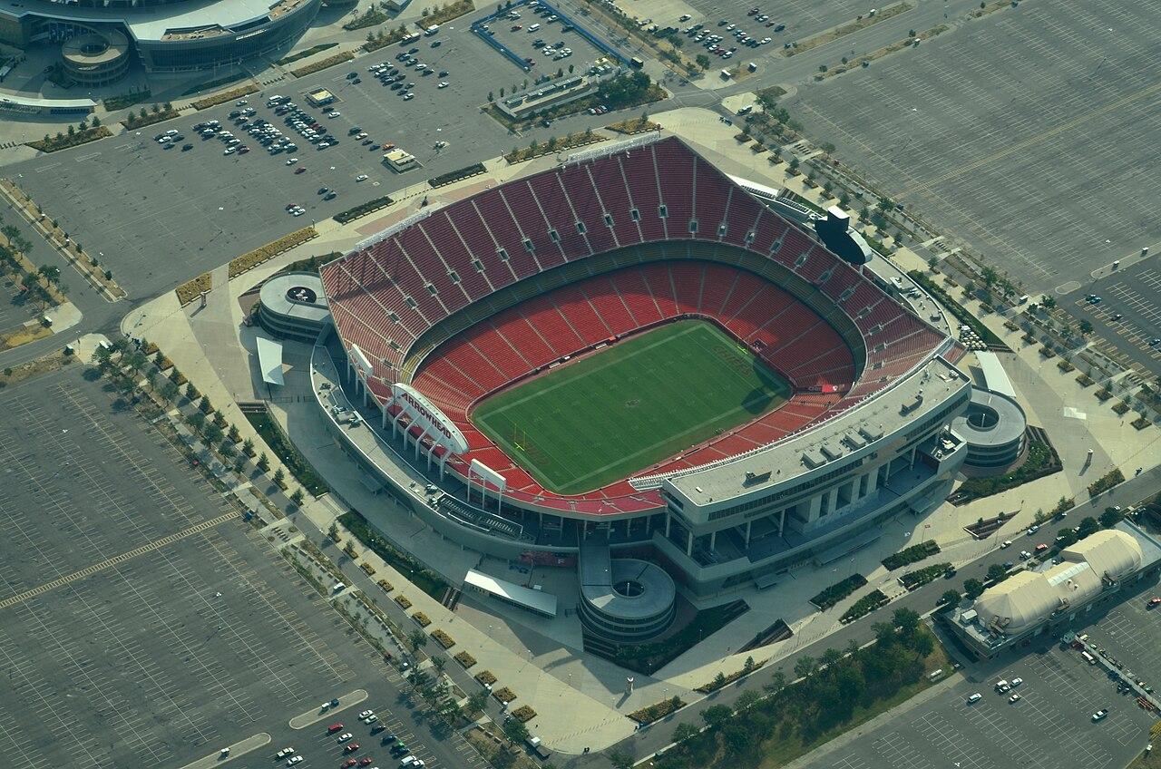 Luftbild des Arrowhead Stadium in Kansas City - ein Football-Stadion ohne Dach über den Tribünen umgeben von riesigen Parkplätzen.

Quelle: Von Ichabod - Eigenes Werk, CC BY-SA 3.0, https://commons.wikimedia.org/w/index.php?curid=28127067
